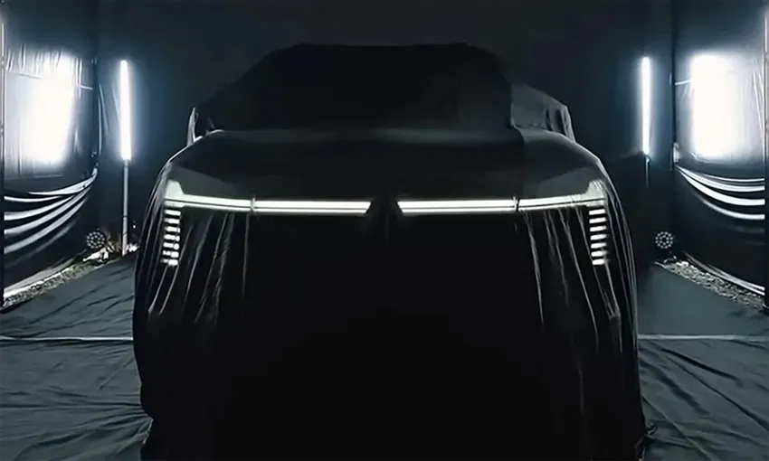 Mitsubishi Pajero thế hệ mới lộ diện thông qua một số đường nét và kiểu đèn dưới lớp vải tại sự kiện khép kín ở Nhật Bản. Ảnh: Mitsubishi