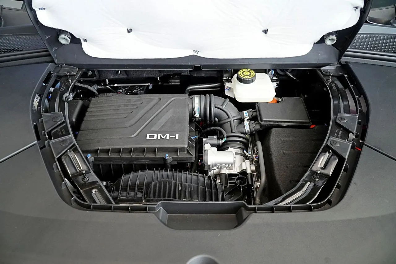 BYD trang bị cho Sealion 6 hệ truyền động plug-in hybrid, gồm máy xăng kết hợp với một mô-tơ điện.