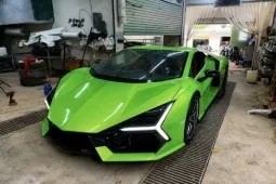 Lamborghini tự chế từ bùn và xe Nissan cũ của nhóm YouTuber Việt lên báo ngoại