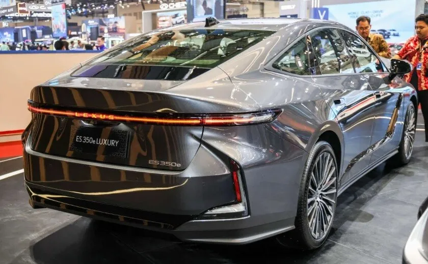 Lexus trình làng mẫu xe xe ES thế hệ mới và thêm bản thuần điện - 2