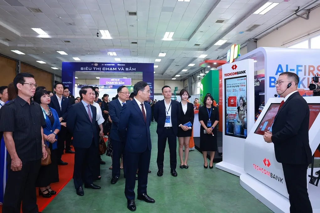 Đoàn đại biểu tham quan gian hàng công nghệ của Techcombank. Ảnh: Techcombank
