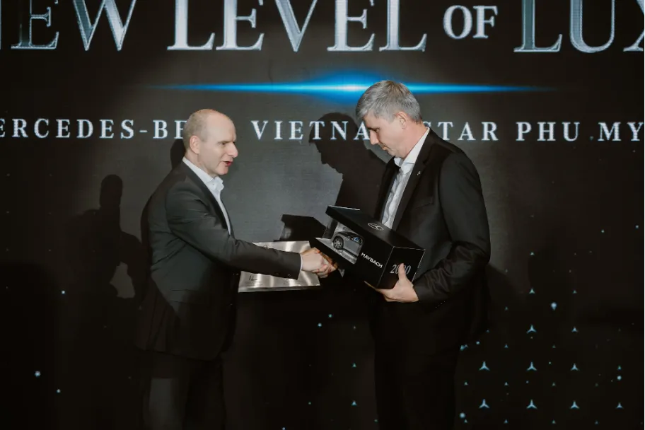 Ông René Neumann, Tổng giám đốc Mercedes-Benz Việt Nam (phải) trao giấy chứng nhận Nhà phân phối chính hãng cho Vietnam Star Phú Mỹ Hưng. Ảnh: Vietnam Star