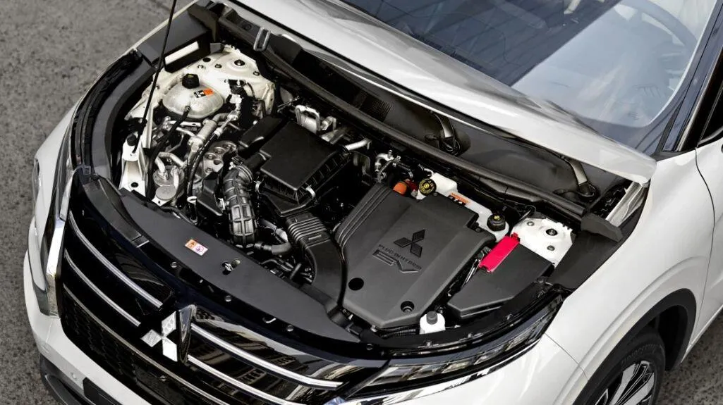 Xe trang bị hệ truyền động plug-in hybrid là sự kết hợp của động cơ MIVEC, dung tích 2.4L và hai mô-tơ điện.