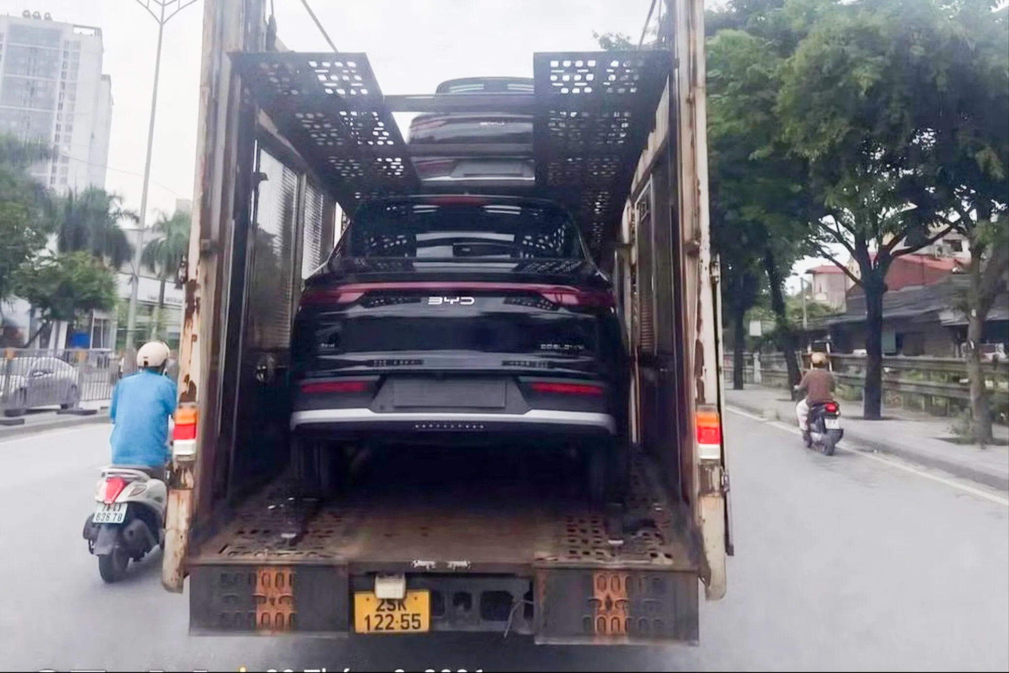 Một chiếc BYD Sealion 5 vừa xuất hiện trên đường phố Hà Nội.