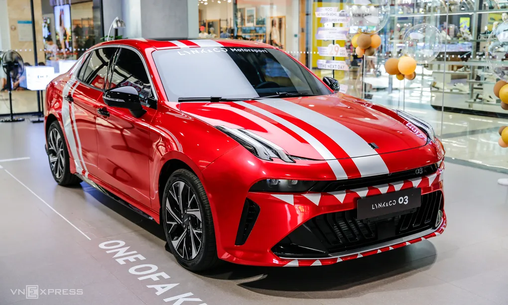 Lynk & Co 03 - sedan thể thao tại showroom ở Hà Nội. Ảnh: Lương Dũng
