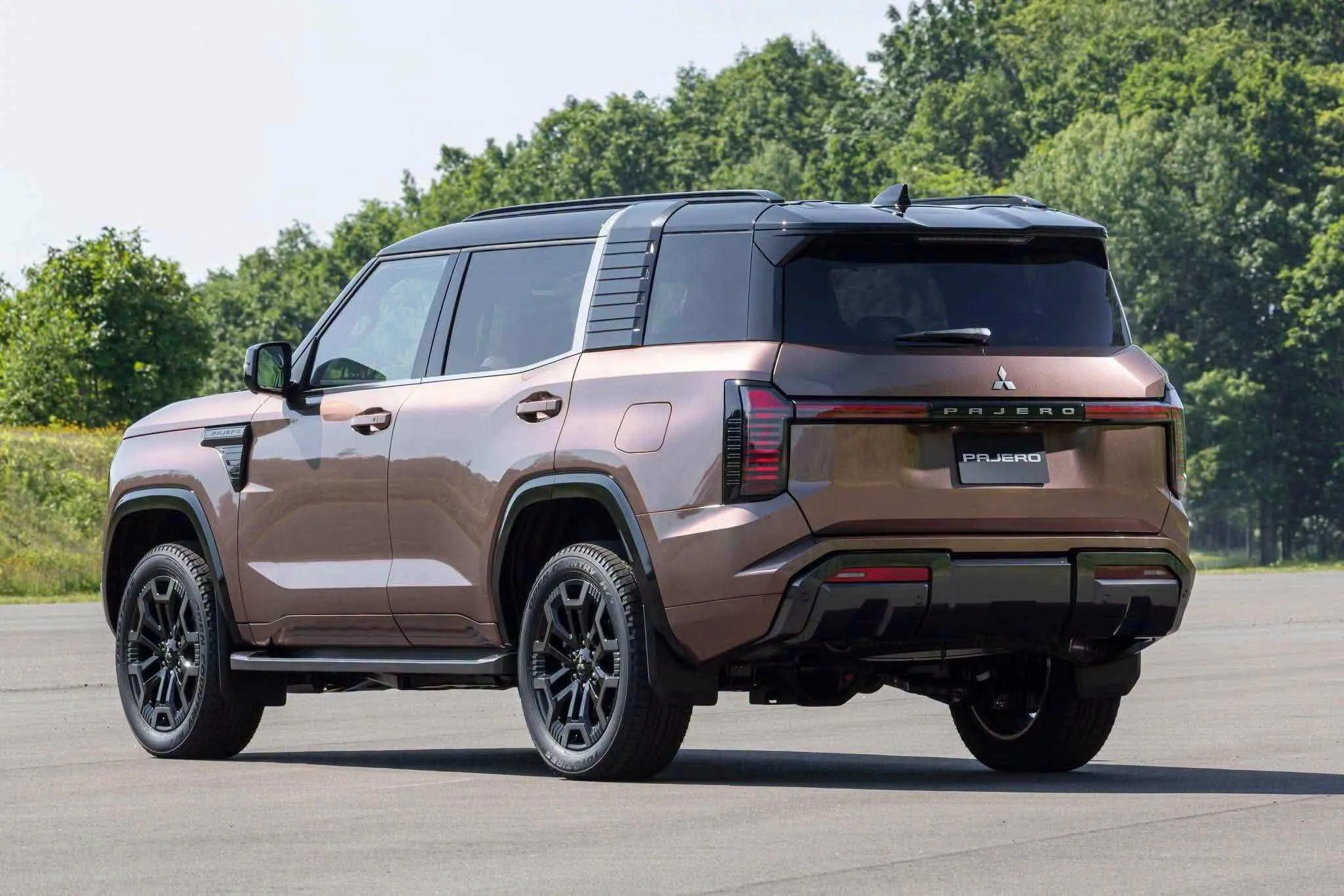 Mitsubishi cũng khéo léo đưa một số chi tiết gợi nhớ lịch sử Pajero vào thế hệ mới.