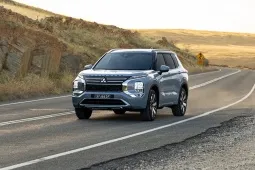 Mitsubishi Outlander PHEV 2026 cập bến đại lý, nâng cấp mạnh tay, giá tăng nhẹ