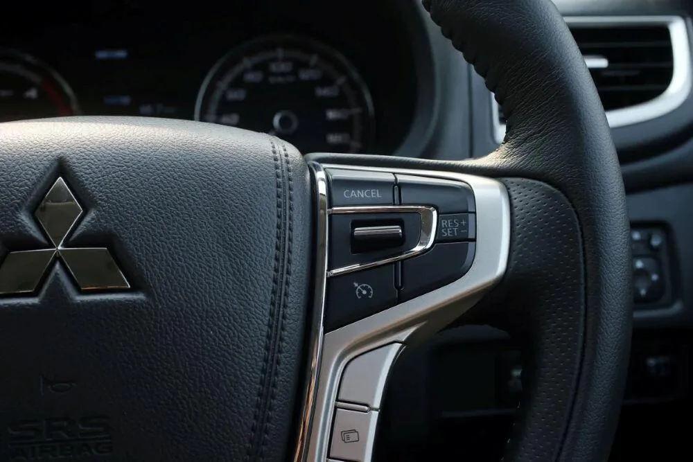 Hệ thống nút điều khiển Cruise Control trên Mitsubishi Xpander Cross.