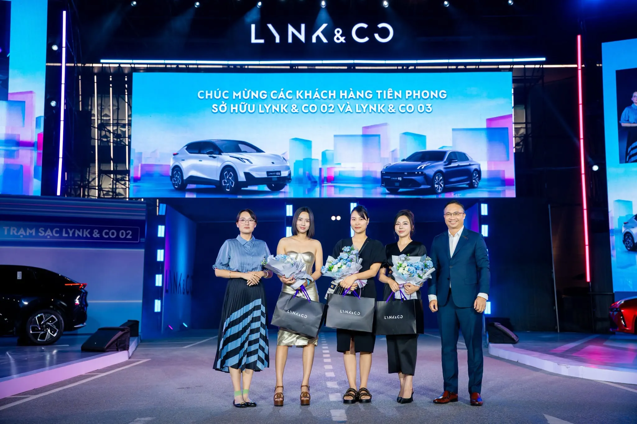 Những khách hàng đầu tiên tại Việt Nam nhận bàn giao dòng xe thuần điện Lynk & Co 02 tại sự kiện.