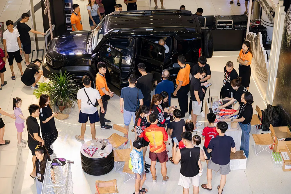 Land Cruiser FJ thu hút khách hàng tìm hiểu tại sự kiện trưng bày.