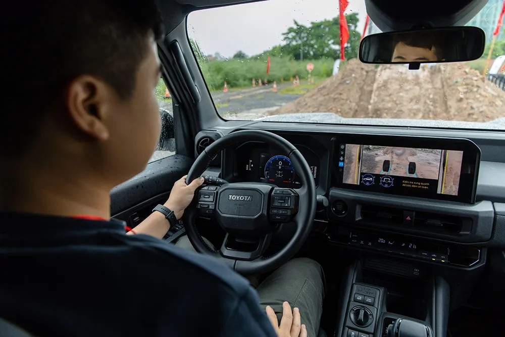 Khách hàng lái thử Land Cruiser FJ.