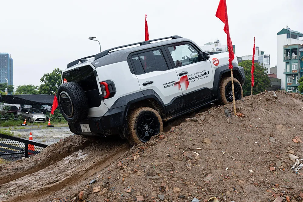 Land Cruiser FJ chinh phục địa hình.