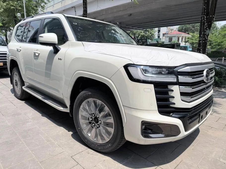 Xe được trang bị khối động cơ xăng V6, dung tích 3.5L tăng áp kép với một mô-tơ điện tích hợp.