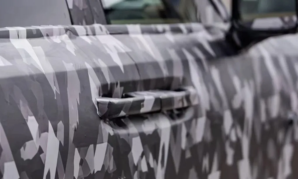 Bố trí tay nắm cửa cho thấy kiểu cửa xe mở ngược giống Rolls-Royce.