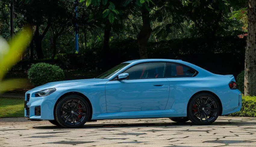 BMW M2 cũng là lựa chọn có mức giá thấp nhất trong bộ tứ, từ 4,099 tỷ đồng.