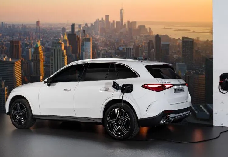 Mercedes-Benz Việt Nam đã bổ sung phiên bản GLC 350e 4MATIC sử dụng hệ truyền động plug-in hybrid.