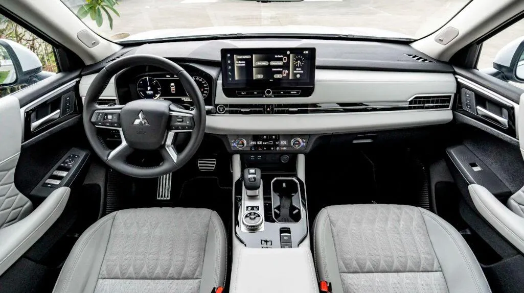 Trung tâm bảng táp-lô là màn hình giải trí 12,3 inch, hỗ trợ Apple CarPlay và Android Auto.