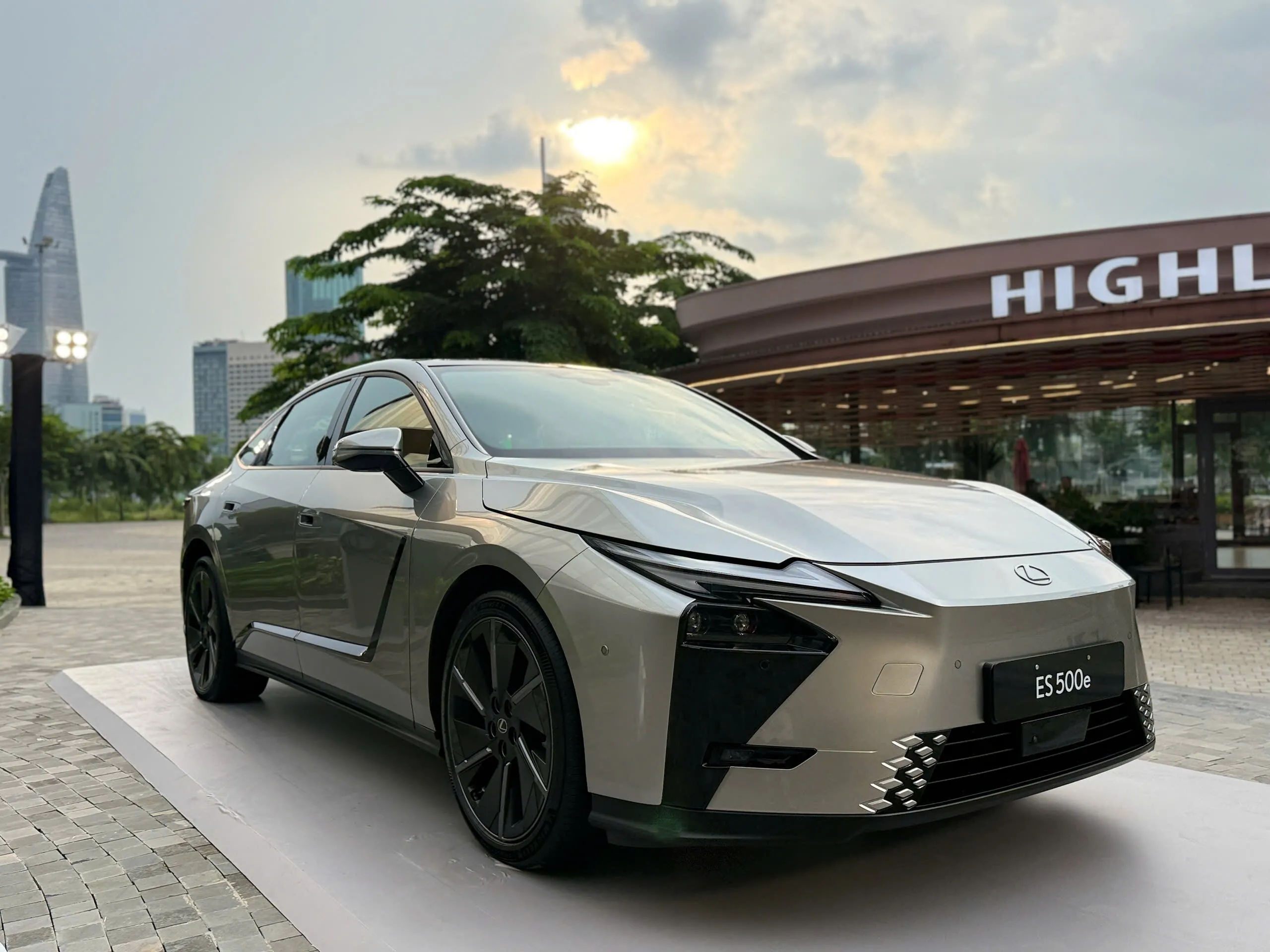Lexus giới thiệu bộ đôi ES Hybrid và thuần điện thế hệ mới - 3