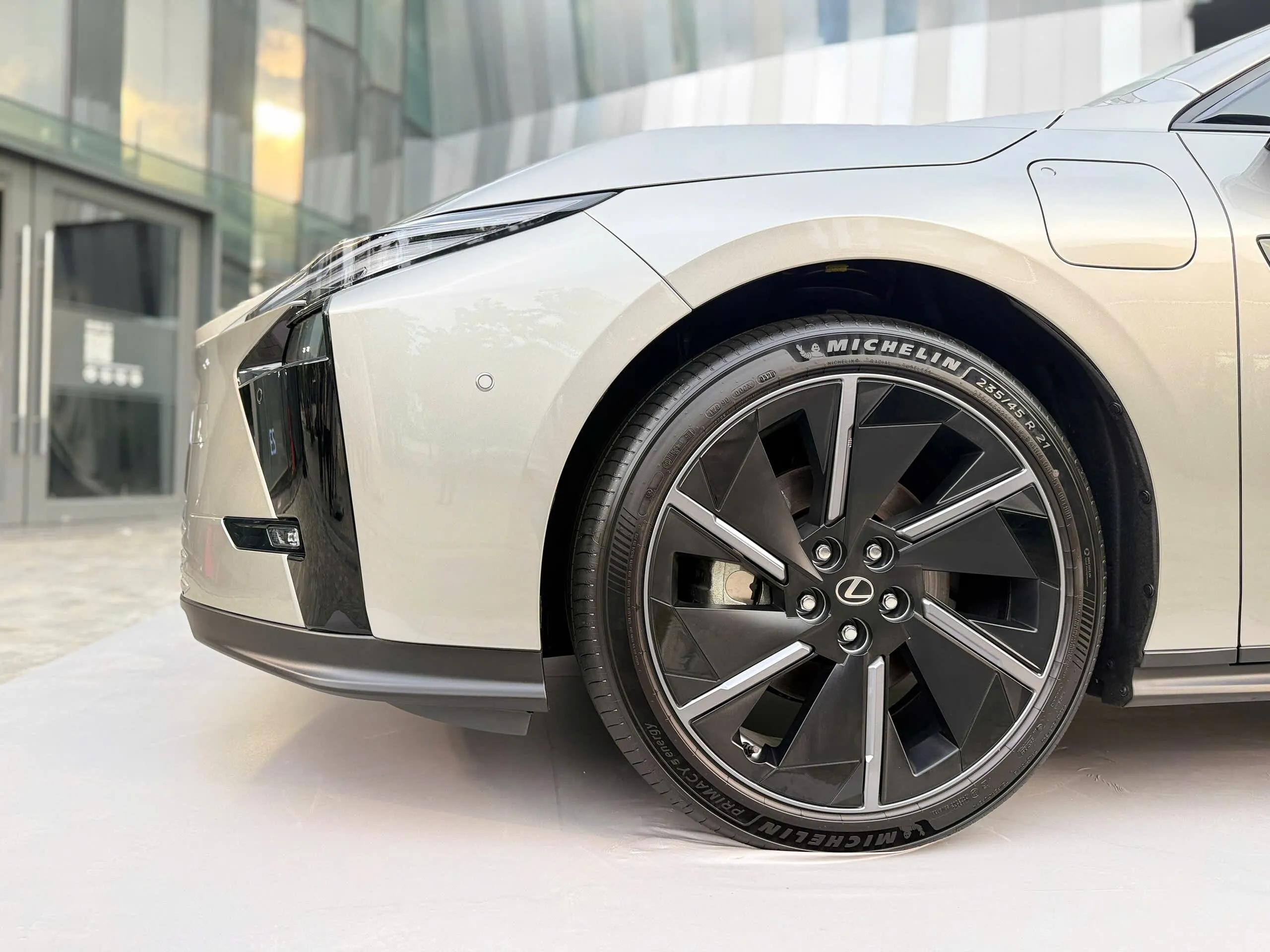 Lexus giới thiệu bộ đôi ES Hybrid và thuần điện thế hệ mới - 7