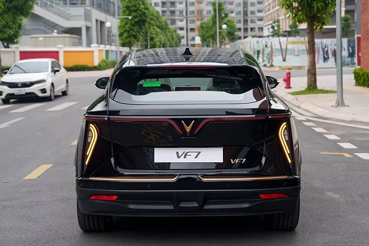 Giá xe VinFast VF 7 cập nhật tháng 10/2026 - 7