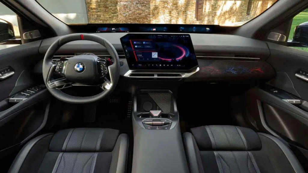 Bên trong cabin, BMW iX4 chia sẻ phần lớn cách bố trí với iX3 thế hệ mới.