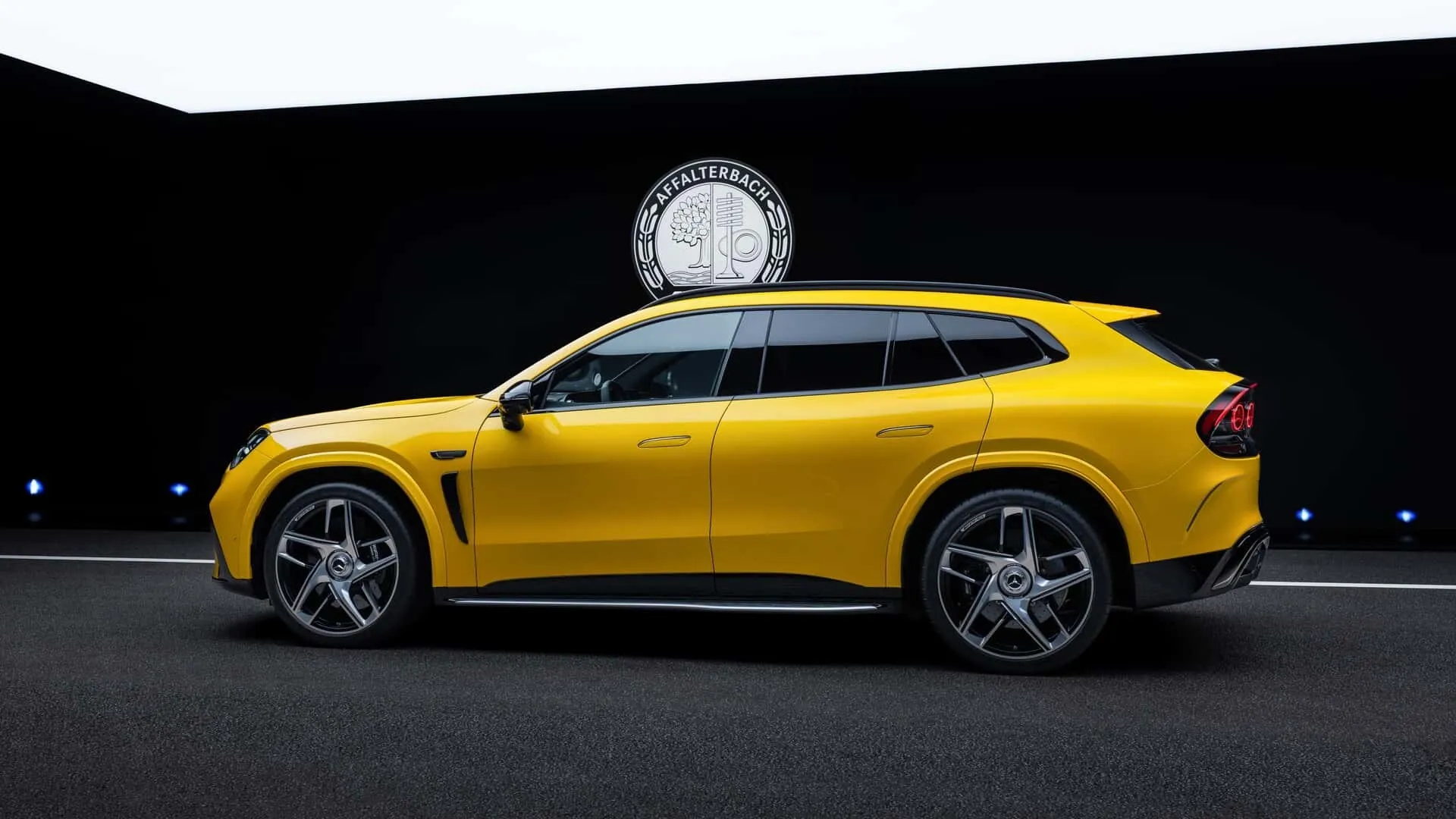 AMG GT SUV tiếp tục gây tranh cãi tương tự bản sedan bởi tỷ lệ phân bổ đường nét khá bề thế và phá cách.&nbsp;
