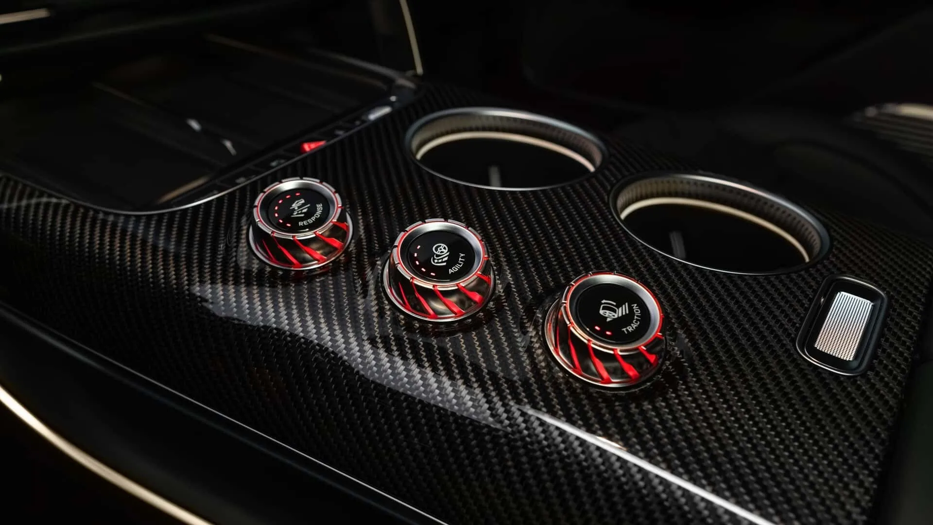 Mercedes-AMG vẫn tích hợp tính năng AMG Track Pack cho dòng xe này.